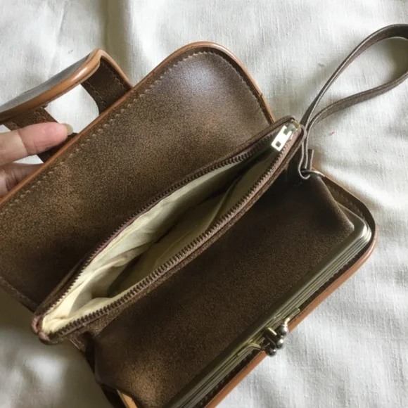 Multiple Storage Wallet/Wristlet - Picture 6 of 9